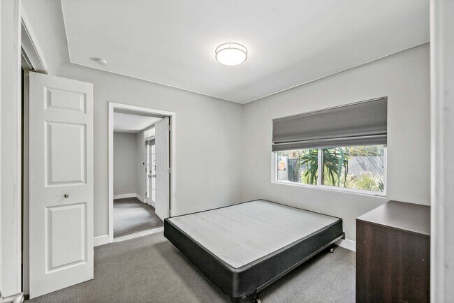 Building Photo - Luxury housing ,Close to U of A! Newly Ren...