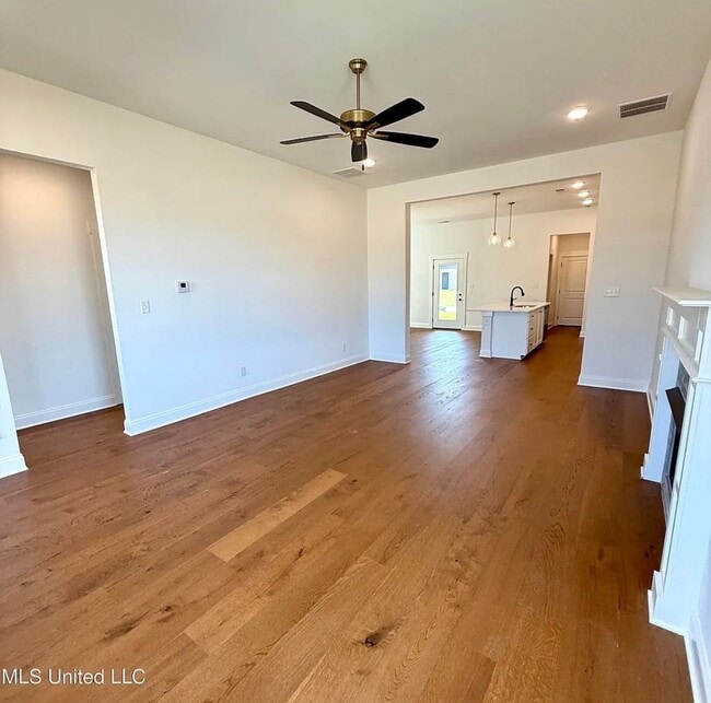 Building Photo - 607 Sunflower St