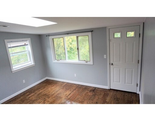 Building Photo - 123 Thorndike St