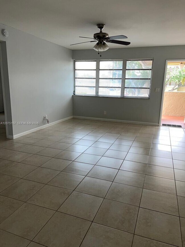 Building Photo - 10112 Twin Lakes Dr
