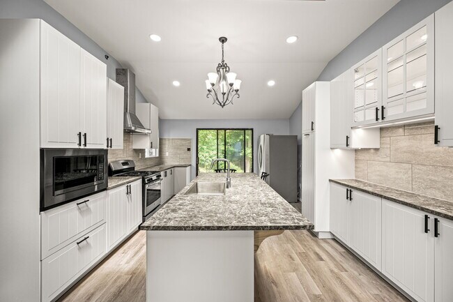 Building Photo - 25 E Pennsbury Way