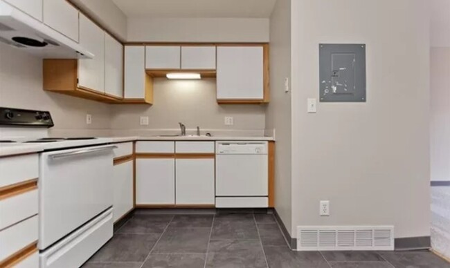 Building Photo - Beautiful 2BR 1ba condo available for May ...