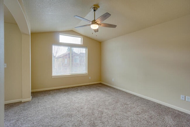 Building Photo - BEAUTIFUL THREE BEDROOM IN HAZEL DELL