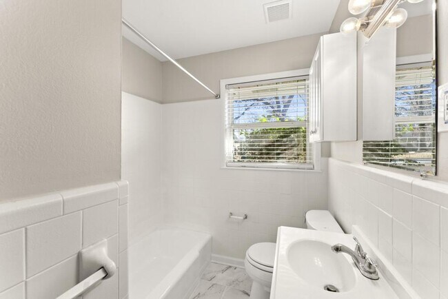 Building Photo - 2352 Elmwood Cir SE