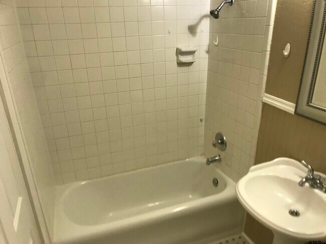 Building Photo - 208 W Phillips St