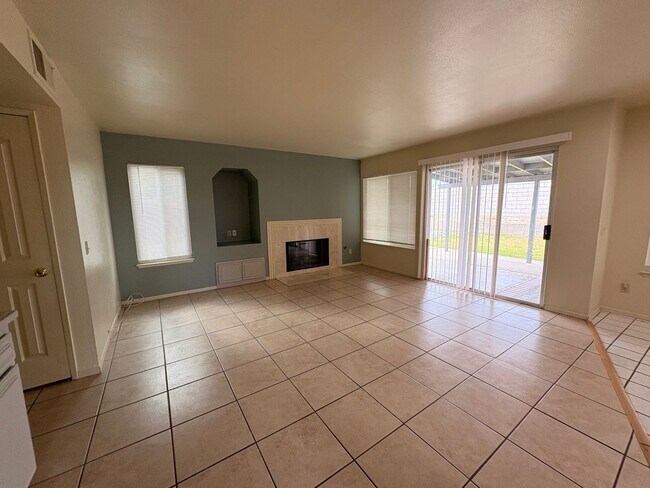 Building Photo - 4 Bed, 2.5 Bath in Rialto!
