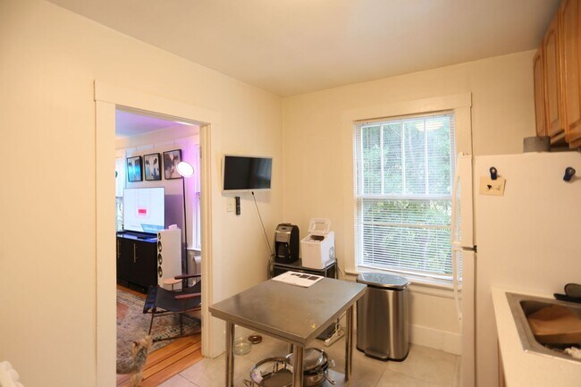 Building Photo - 741 Douglass St