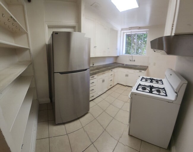 Building Photo - 7 Bedroom 3 bath home close to POLY!!!!