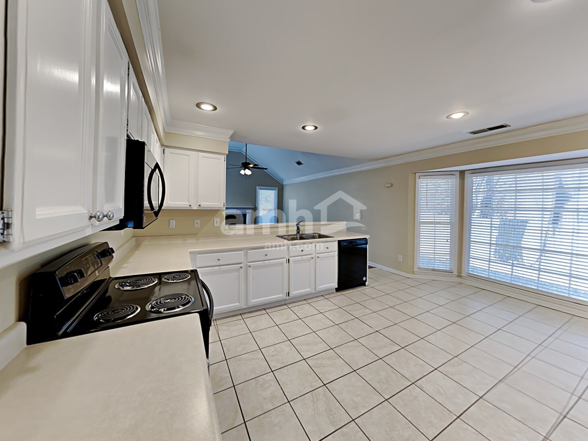 Building Photo - 201 Red Oak Ln