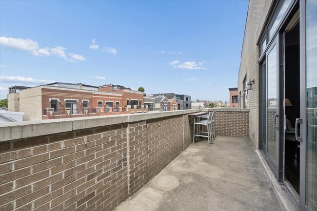 Building Photo - 1423 W Belmont Ave