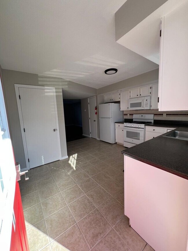 Building Photo - New 2 BR First Floor Condo in Wernersville, PA Available in June