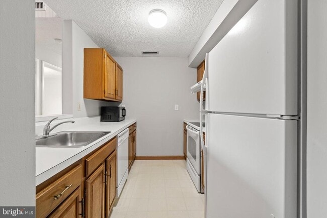 Building Photo - 902 Aspen Dr