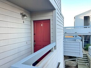 Building Photo - Spacious 2 bedroom, 2 bathroom Condo in Qu...