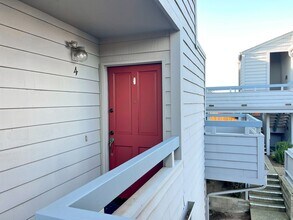 Building Photo - Spacious 2 bedroom, 2 bathroom Condo in Qu...