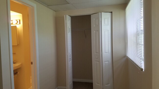 Building Photo - End Unit townhouse in established Frederick neighborhood ready for you!
