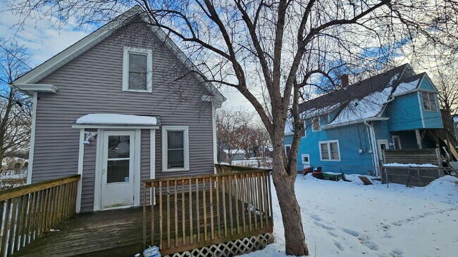 Building Photo - 3-Bed 1.5 bath Home on Payne Avenue with Spacious 2310 Sq Ft Layout – Ideal Saint Paul Living!"