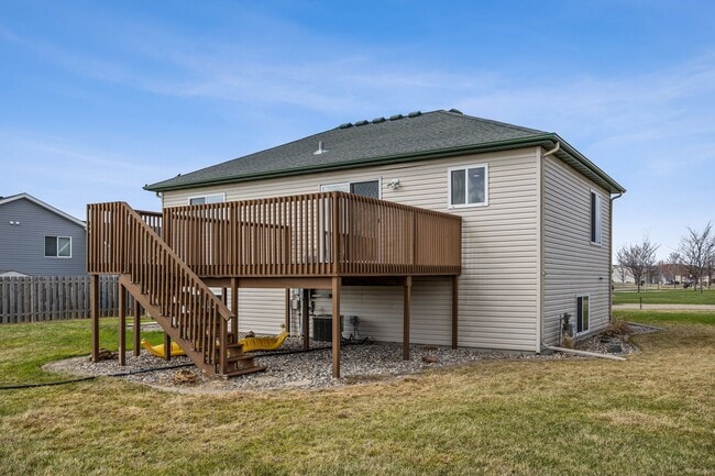 Building Photo - *RENT SPECIAL* Spacious & Stylish 4-Bedroo...