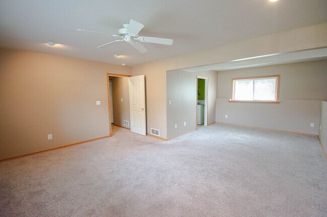 Building Photo - Pet friendly Country Club Manor home with fenced yard!