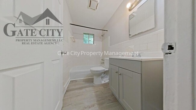 Building Photo - 2021 Maywood St