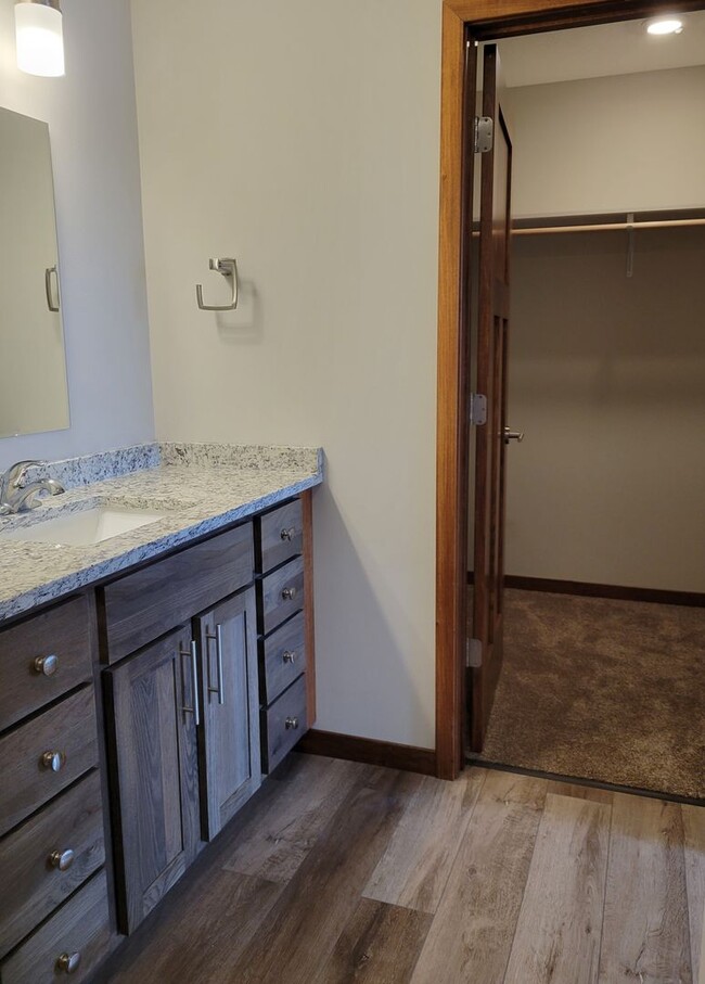 Building Photo - Middle Unit Townhouse