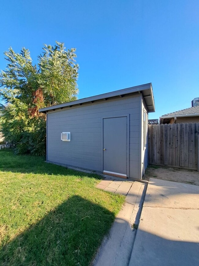 Building Photo - Beautiful 6-Bedroom Home with Pool & Outdo...