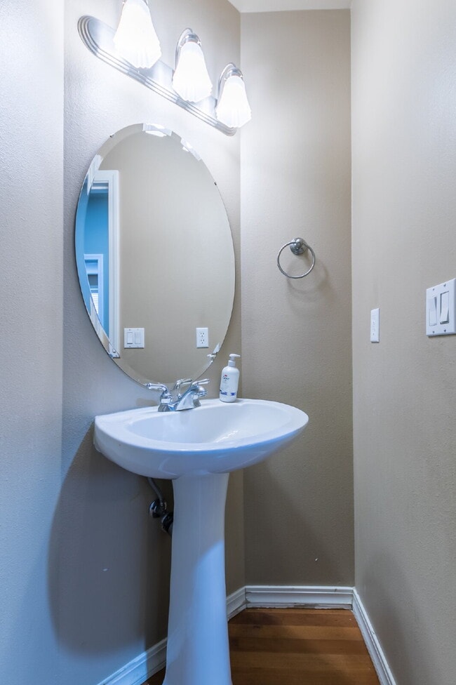 Building Photo - Spacious 4-Bedroom Haven in Kent with 2.5 Bathrooms and 2,570 Sq Ft of Comfort!