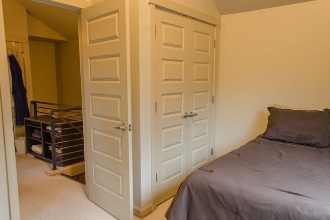 Building Photo - 2Bd/1.5Ba Seattle Townhouse