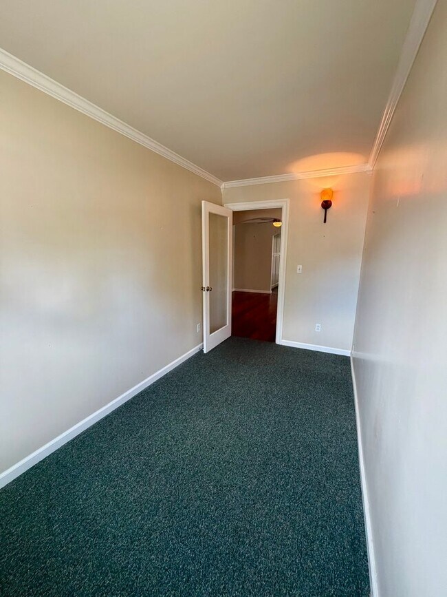Building Photo - 886 N Redwood Ave
