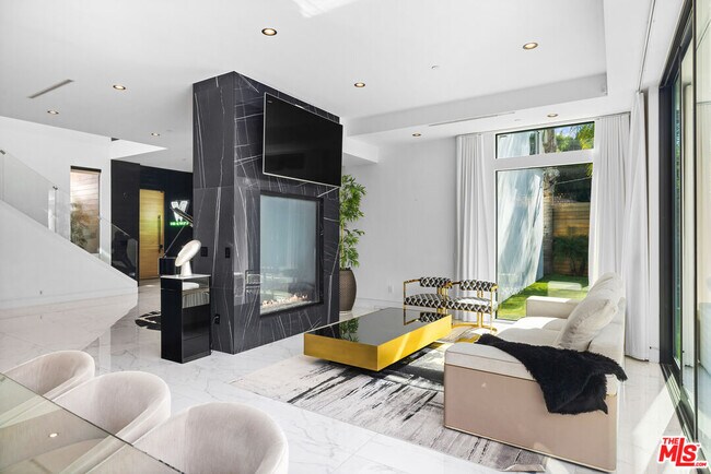 Building Photo - 4841 Alonzo Ave