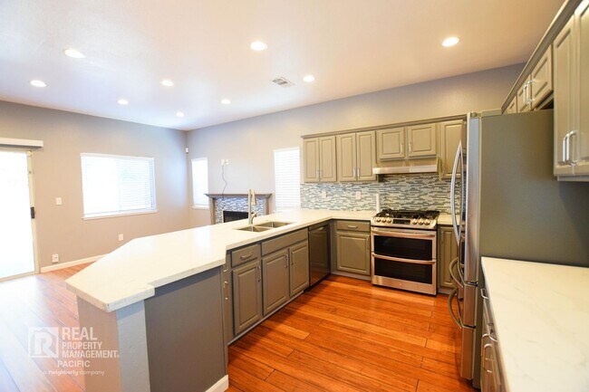 Building Photo - Newly Renovated 4 Bedroom with Parking