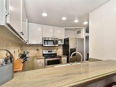 Building Photo - 7204 Marina Pacifica Dr S