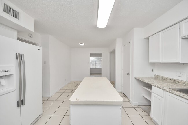 Building Photo - 15534 Weldon Dr