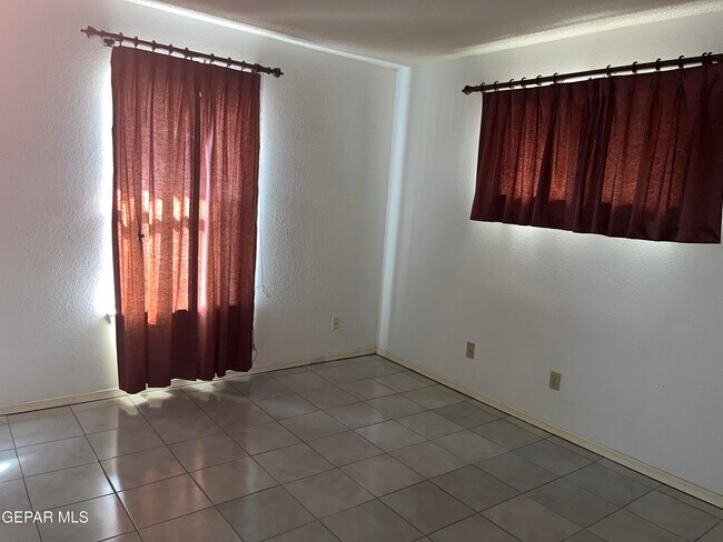 Building Photo - 4006 Skyline Ave