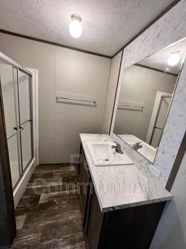 Building Photo - 215 Peach St