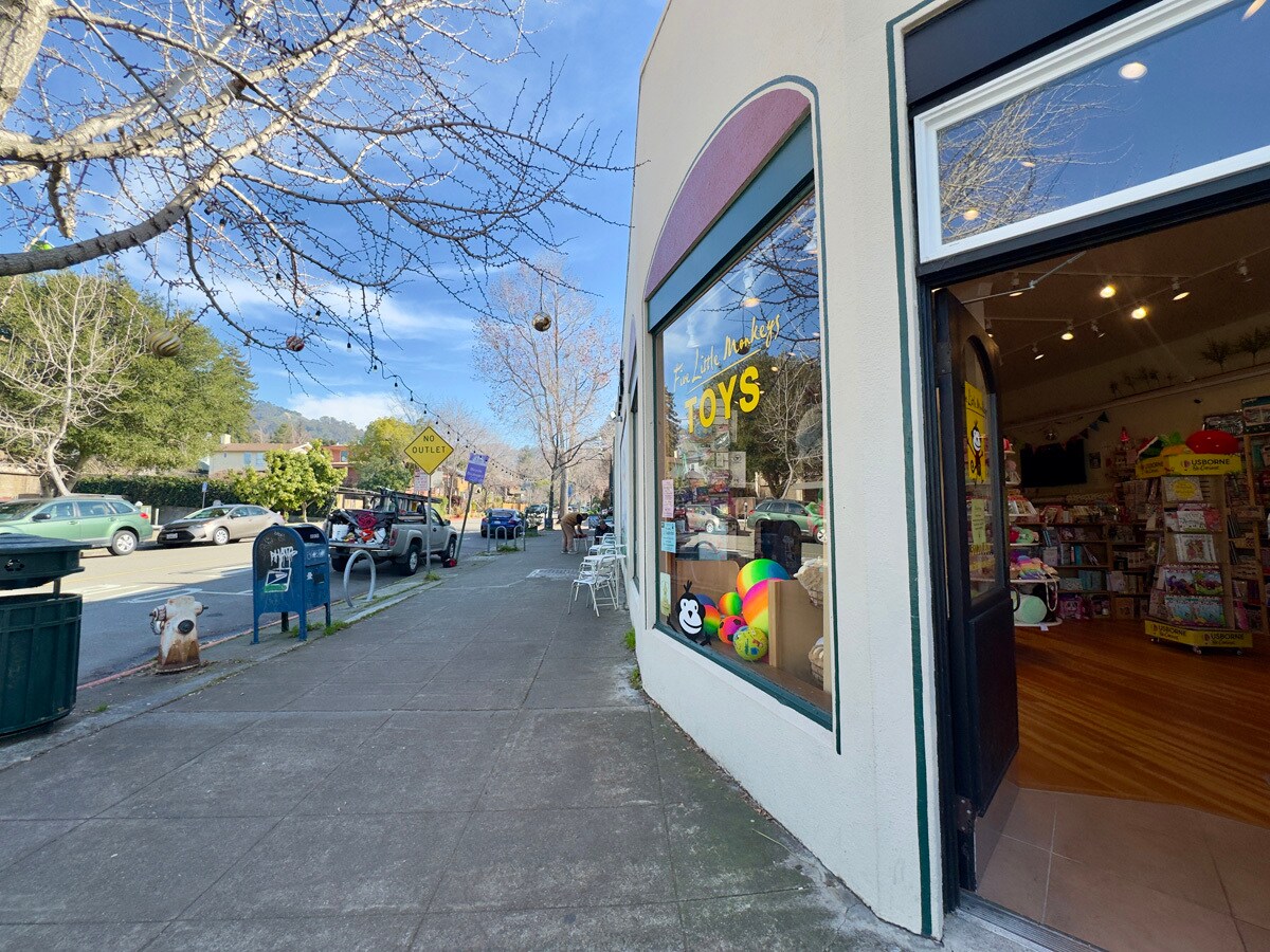 Building Photo - 2733 Russell St