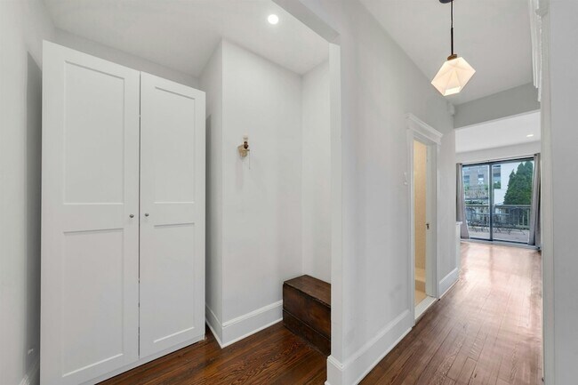 Building Photo - 722 27th St