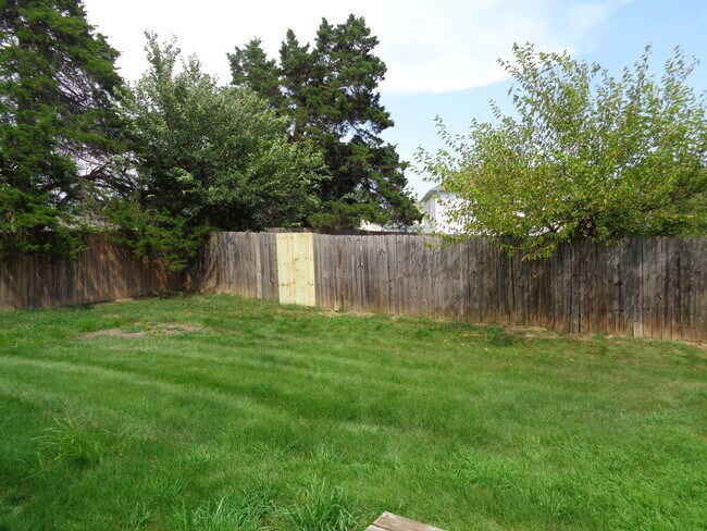 Building Photo - 4008 Meadow View Dr