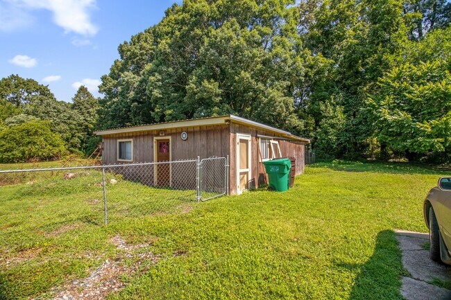 Building Photo - Cute 3 bedroom, 1 bathroom in High Point