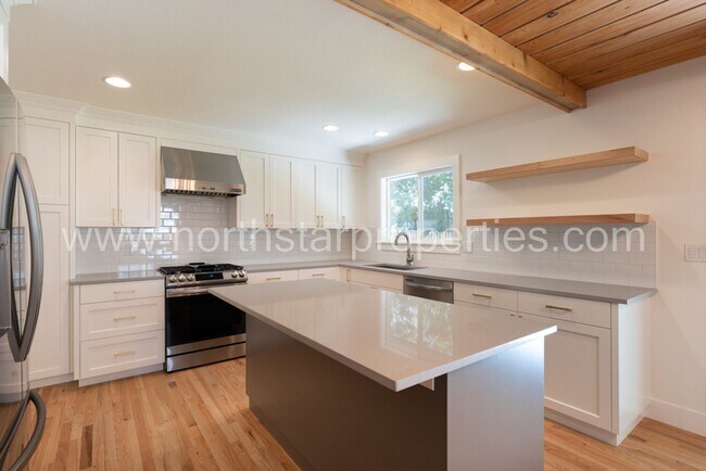 Building Photo - Exceptional Remodel Near Waluga Park