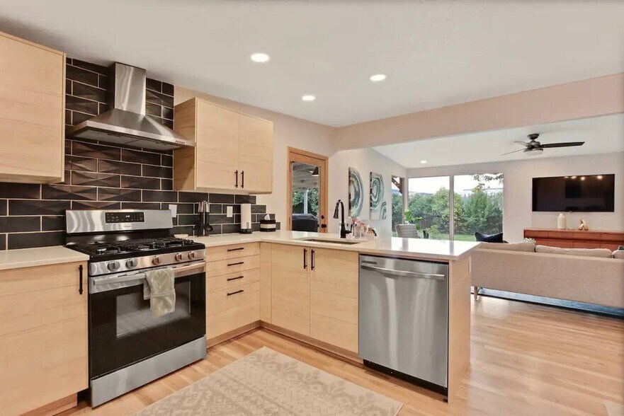 Building Photo - 3909 W Normandie Dr