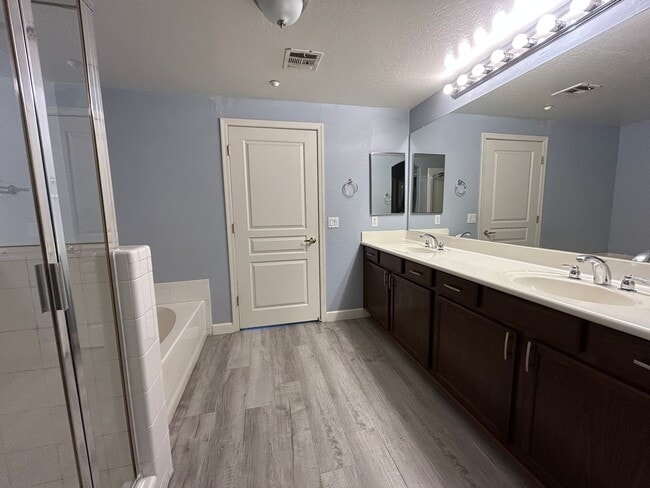 Building Photo - 955 E Knox Rd