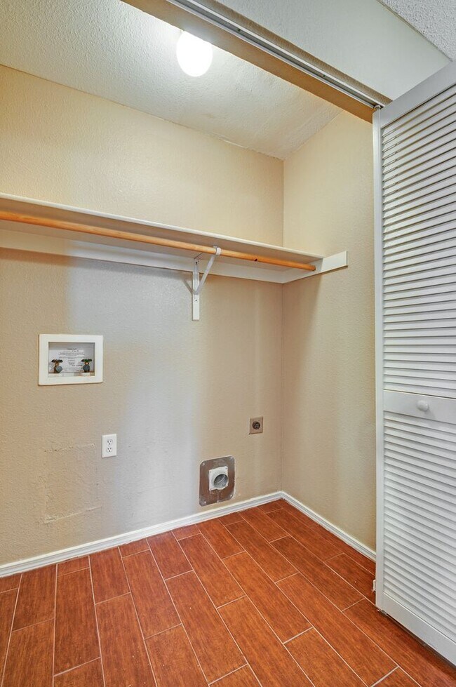 Building Photo - Gorgeous and Spacious Eastside Home for Rent with Refrigerated Air!