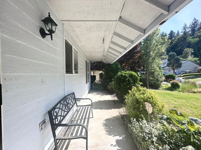 Building Photo - Wonderful centrally located Powell Butte 3...