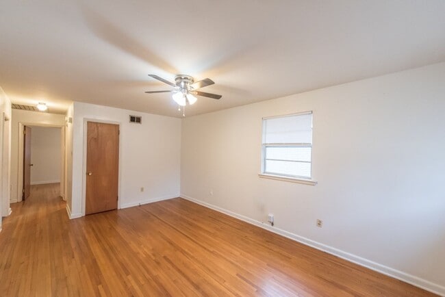 Building Photo - 2 Bedroom 1 Bathroom Home With Carport.