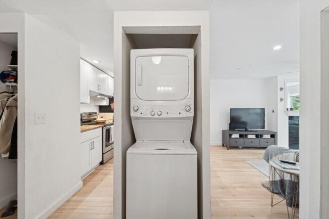 Building Photo - 1 bedroom in Seattle WA 98133