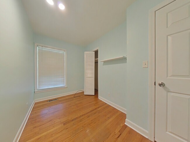Building Photo - 239 Rainier Dr