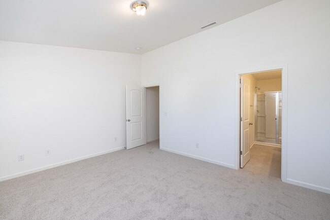 Building Photo - Charming 2 br 2.5 ba townhome covered fron...
