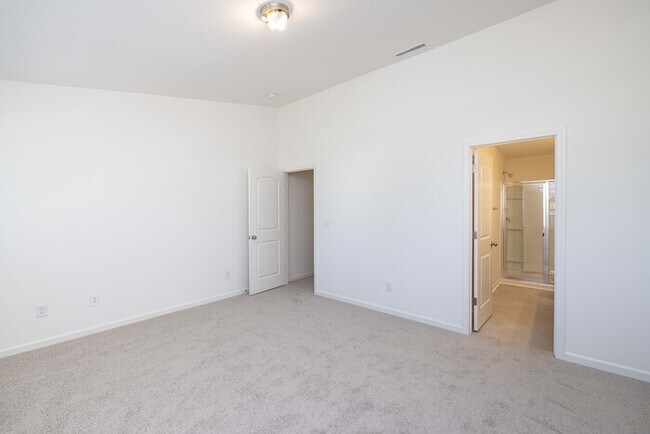 Building Photo - Cover front porch, two bedroom 2 1/2 bath townhome