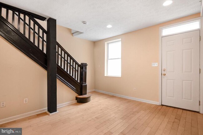 Building Photo - 1123 W Lombard St