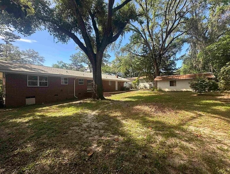 Building Photo - 123 Columbia Dr